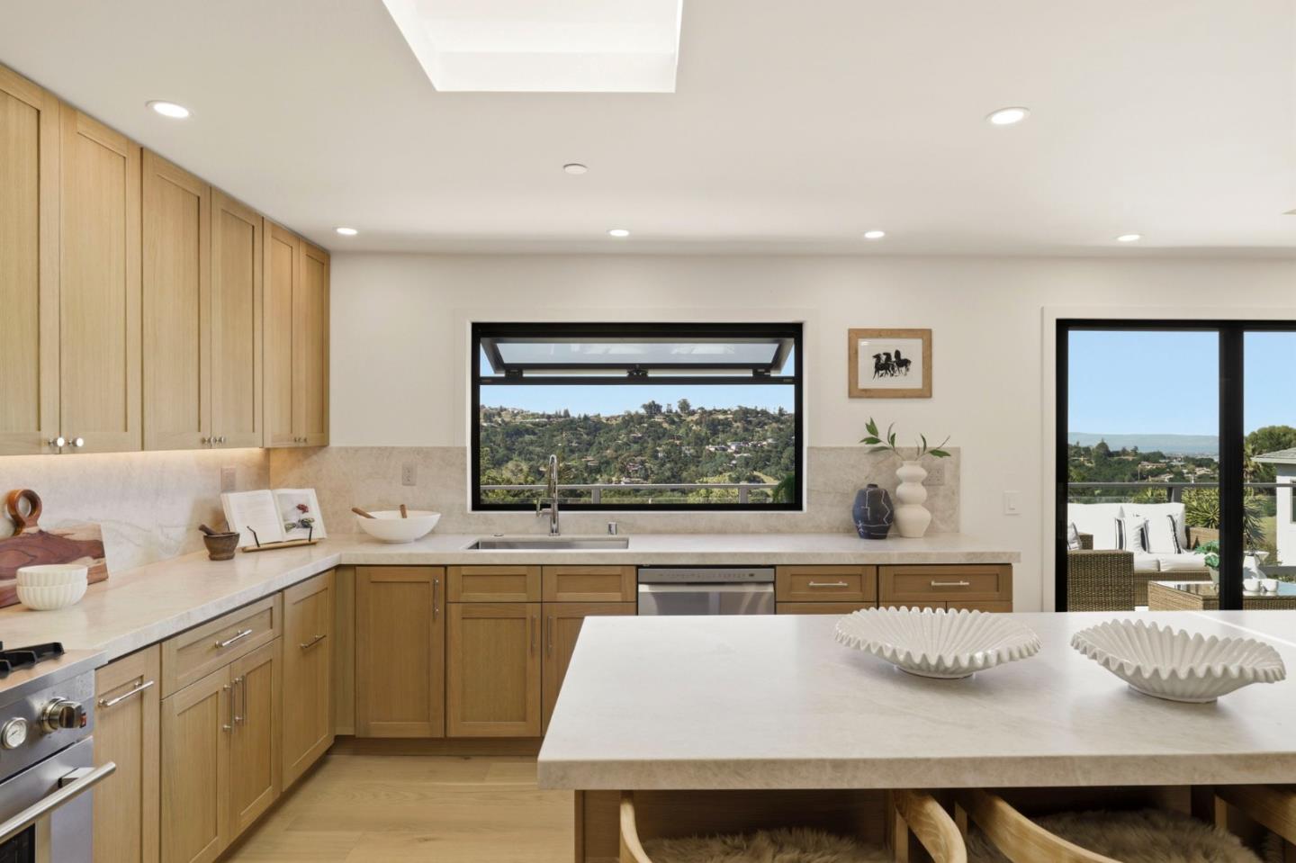 Detail Gallery Image 16 of 52 For 40 W Summit Dr, Redwood City,  CA 94062 - 4 Beds | 4 Baths