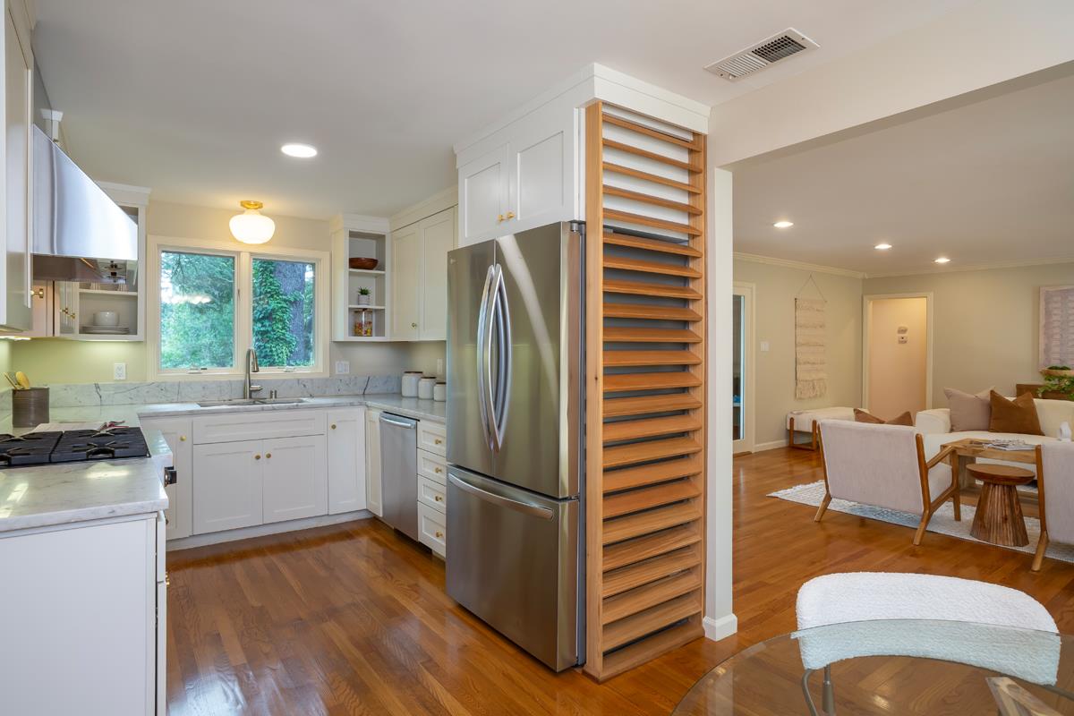 Detail Gallery Image 10 of 43 For 377 Wayside Rd, Portola Valley,  CA 94028 - 3 Beds | 2 Baths