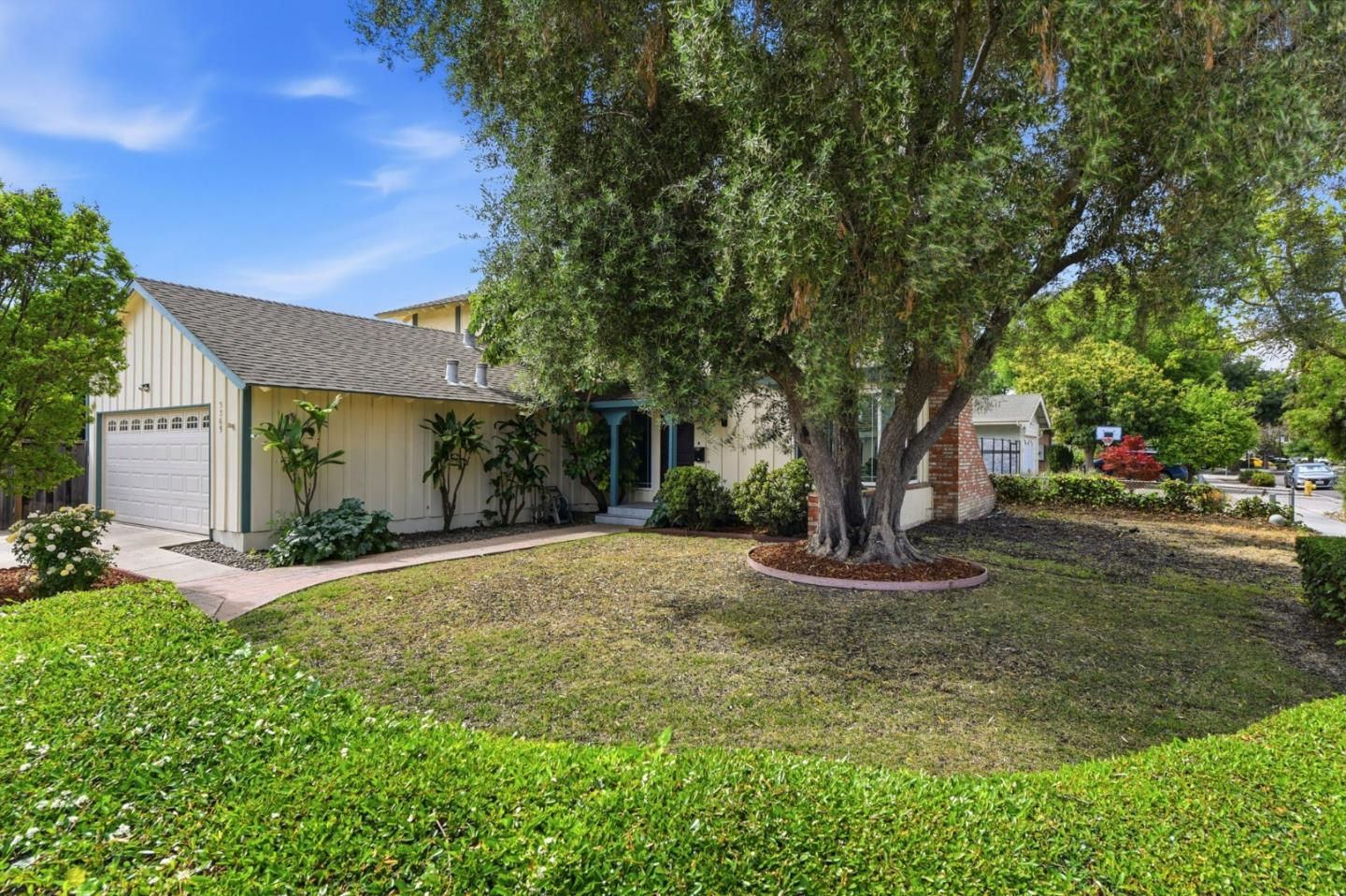 Detail Gallery Image 3 of 43 For 5369 Entrada Cedros, San Jose,  CA 95123 - 4 Beds | 2/1 Baths