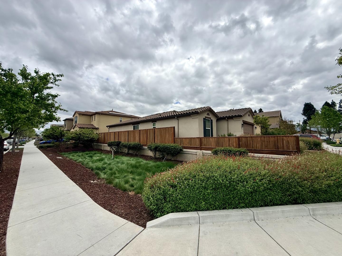 Detail Gallery Image 3 of 23 For 715 Alicante Dr, Hollister,  CA 95023 - 3 Beds | 2 Baths