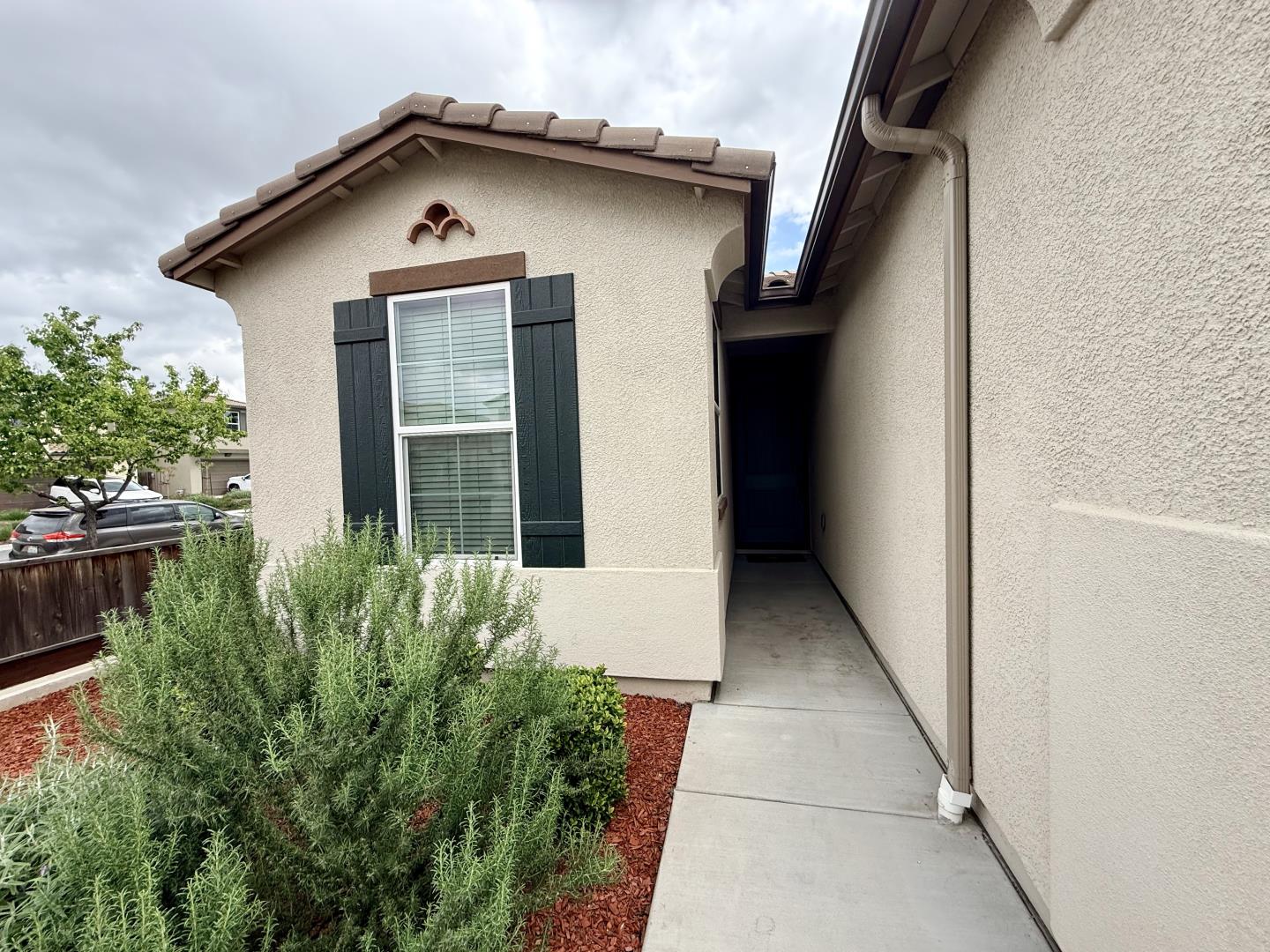 Detail Gallery Image 4 of 23 For 715 Alicante Dr, Hollister,  CA 95023 - 3 Beds | 2 Baths