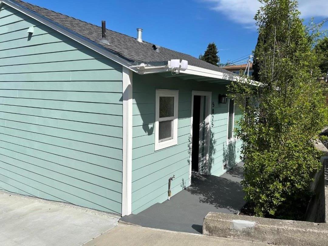 Detail Gallery Image 2 of 13 For 5025 Hilltop Dr, El Sobrante,  CA 94803 - 2 Beds | 1 Baths