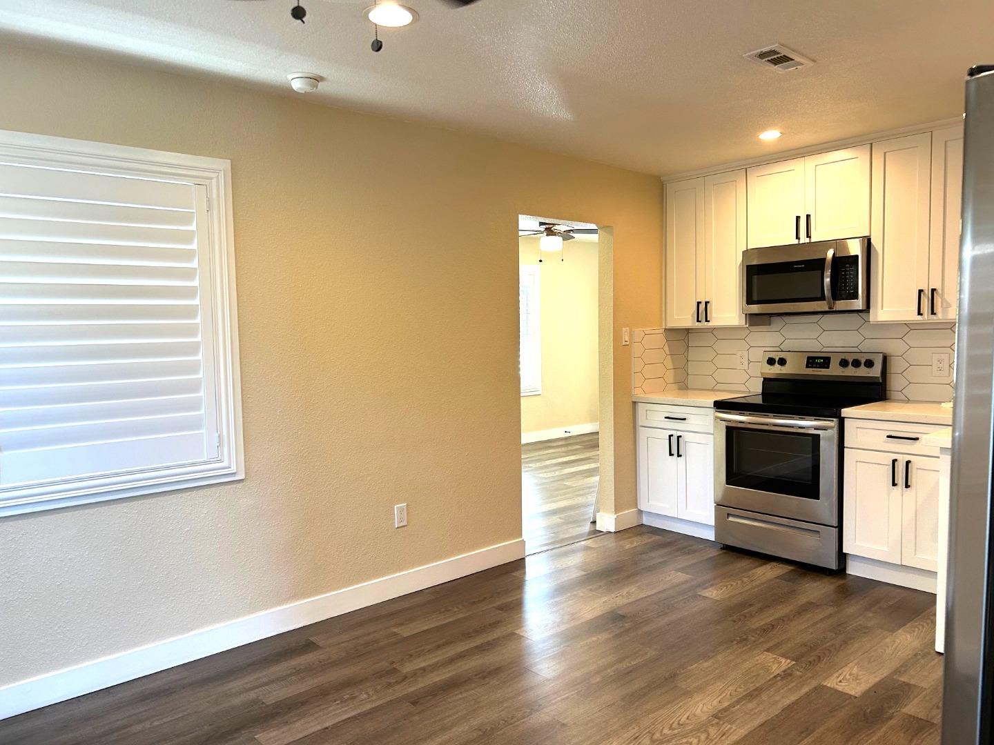 Detail Gallery Image 8 of 13 For 5025 Hilltop Dr, El Sobrante,  CA 94803 - 2 Beds | 1 Baths