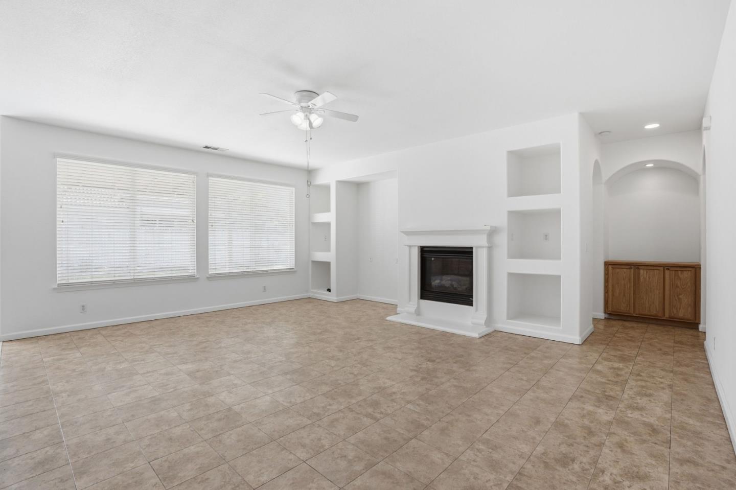 Detail Gallery Image 10 of 41 For 2076 Venezia St, Los Banos,  CA 93635 - 4 Beds | 2 Baths