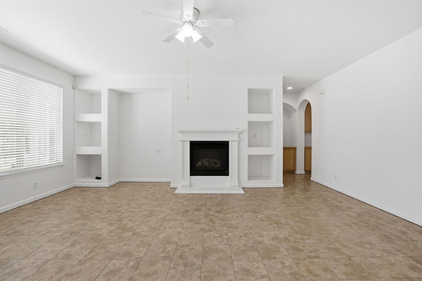 Detail Gallery Image 11 of 41 For 2076 Venezia St, Los Banos,  CA 93635 - 4 Beds | 2 Baths