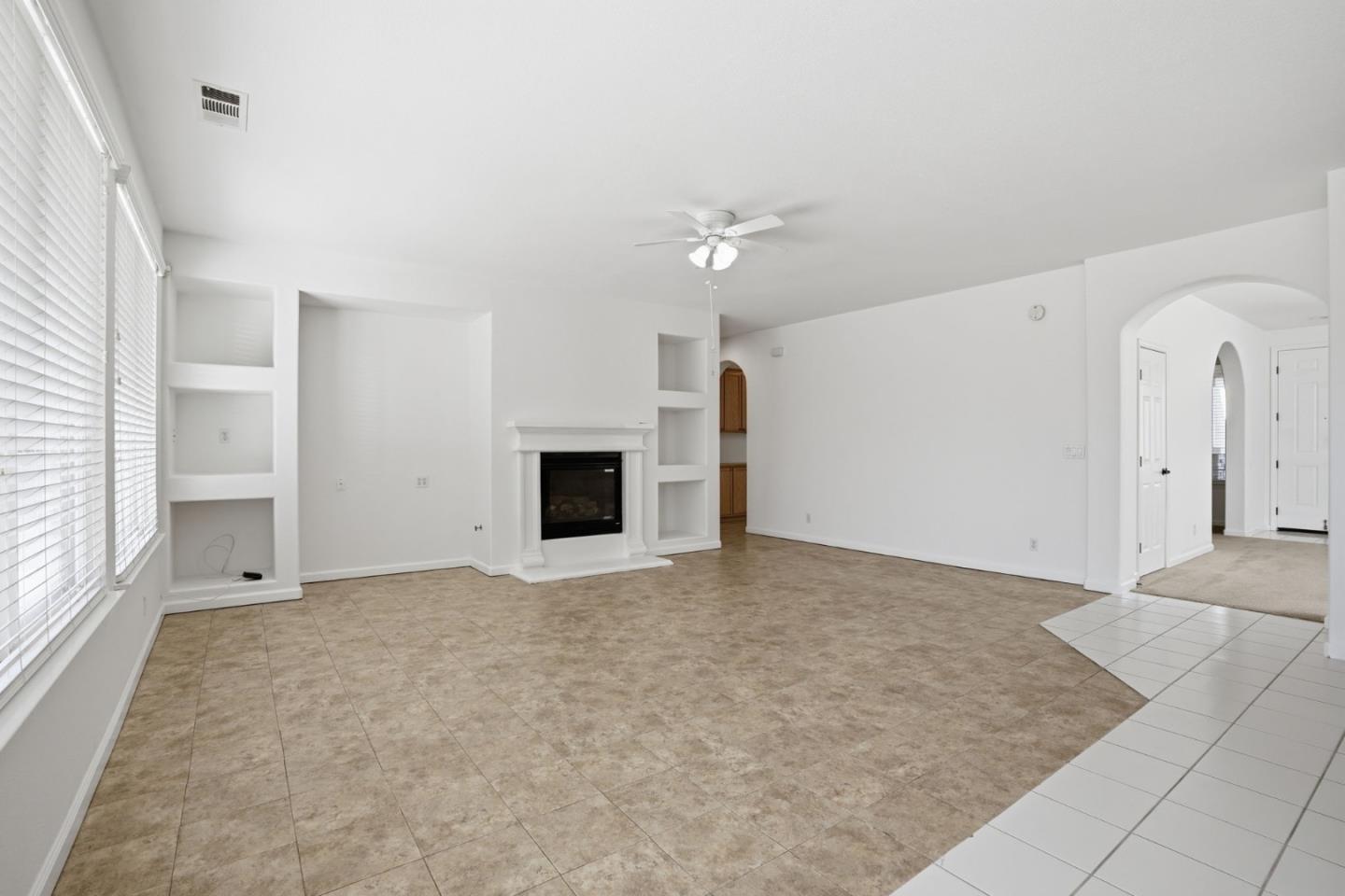 Detail Gallery Image 12 of 41 For 2076 Venezia St, Los Banos,  CA 93635 - 4 Beds | 2 Baths