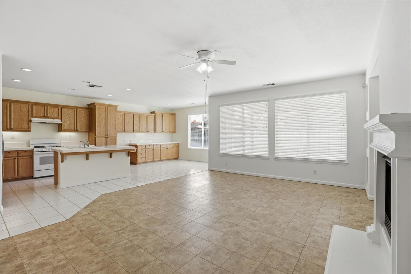 Detail Gallery Image 13 of 41 For 2076 Venezia St, Los Banos,  CA 93635 - 4 Beds | 2 Baths