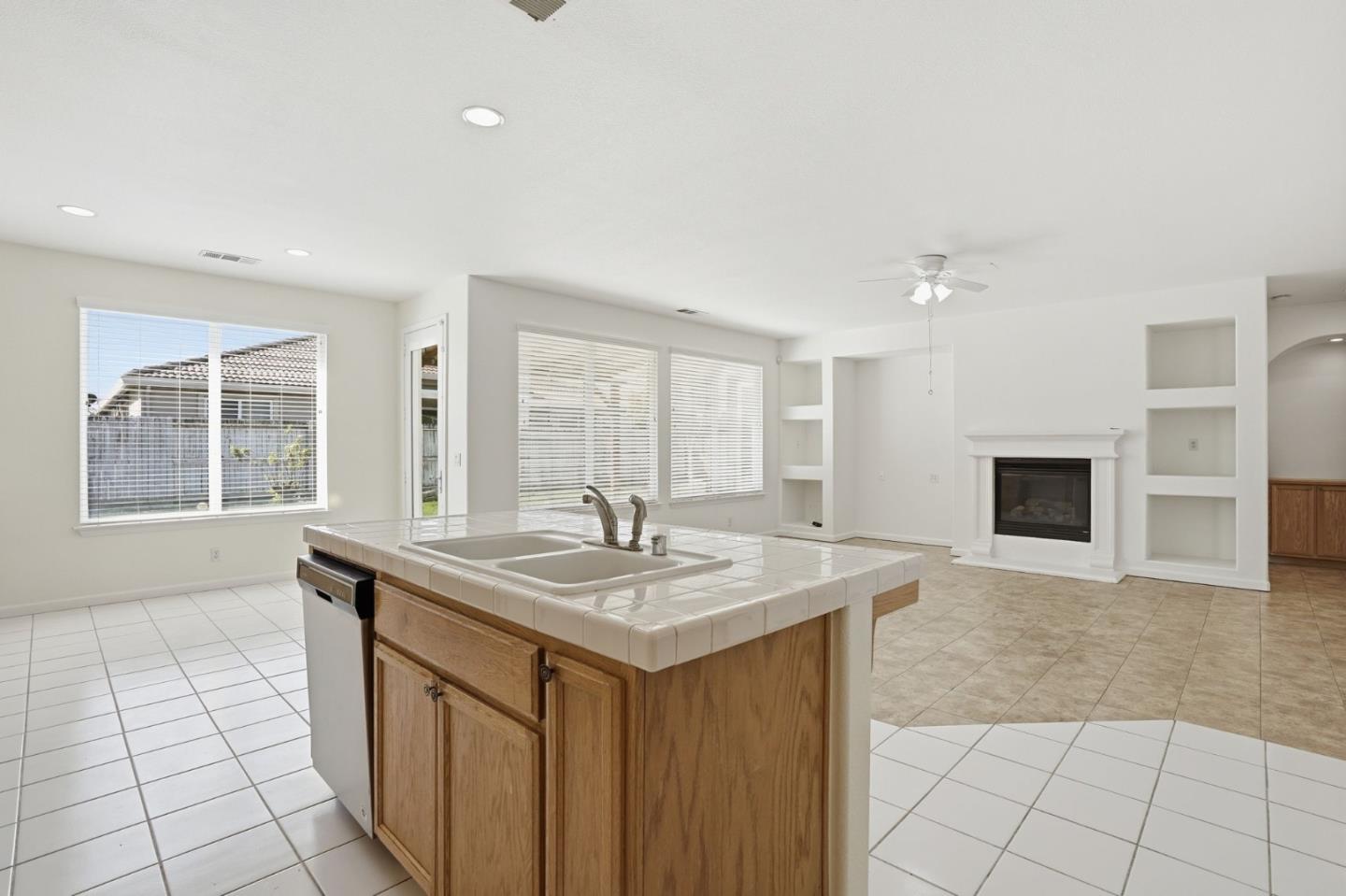 Detail Gallery Image 14 of 41 For 2076 Venezia St, Los Banos,  CA 93635 - 4 Beds | 2 Baths