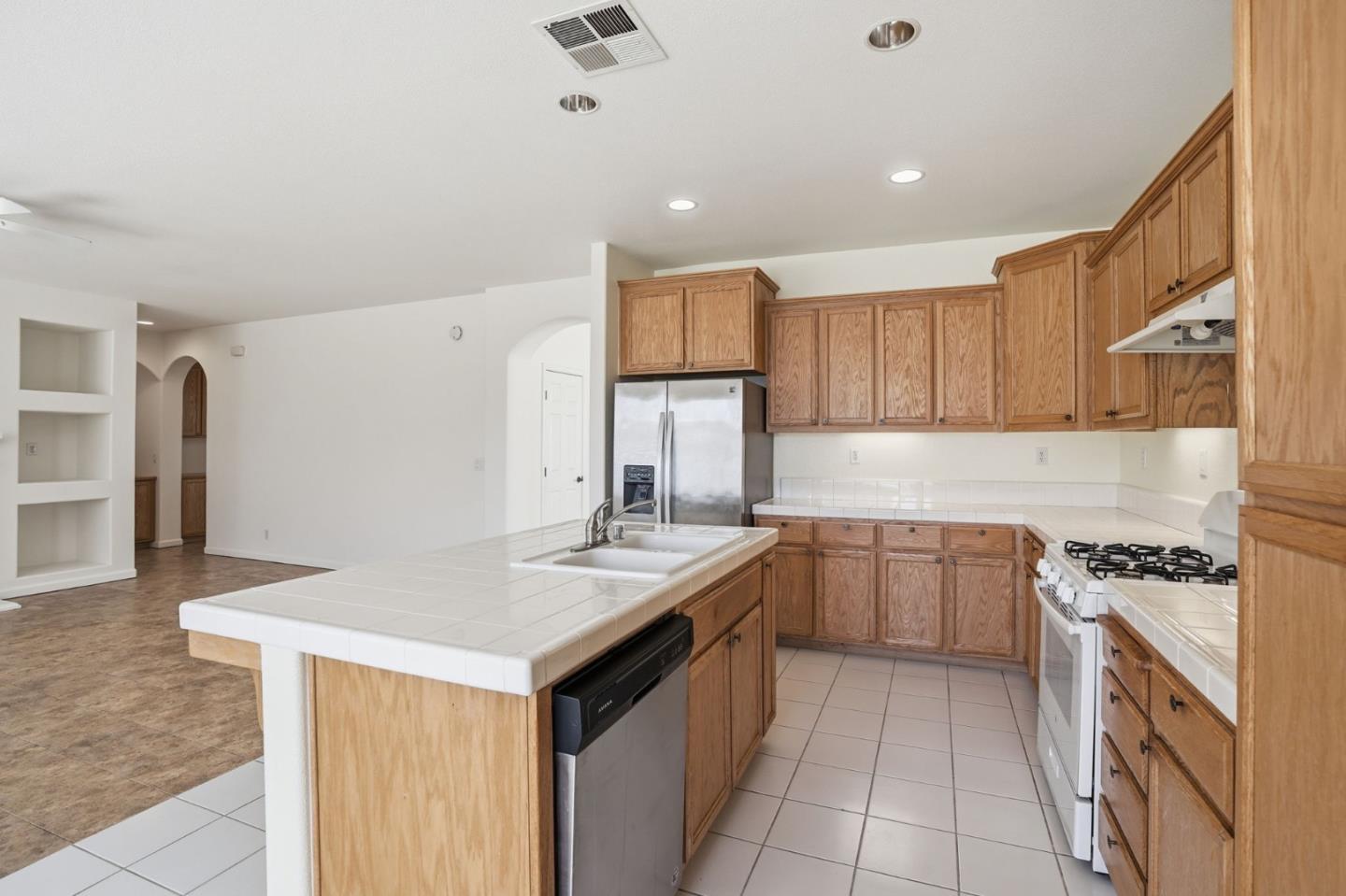 Detail Gallery Image 17 of 41 For 2076 Venezia St, Los Banos,  CA 93635 - 4 Beds | 2 Baths