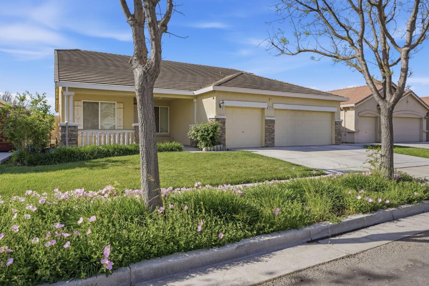 Detail Gallery Image 2 of 41 For 2076 Venezia St, Los Banos,  CA 93635 - 4 Beds | 2 Baths