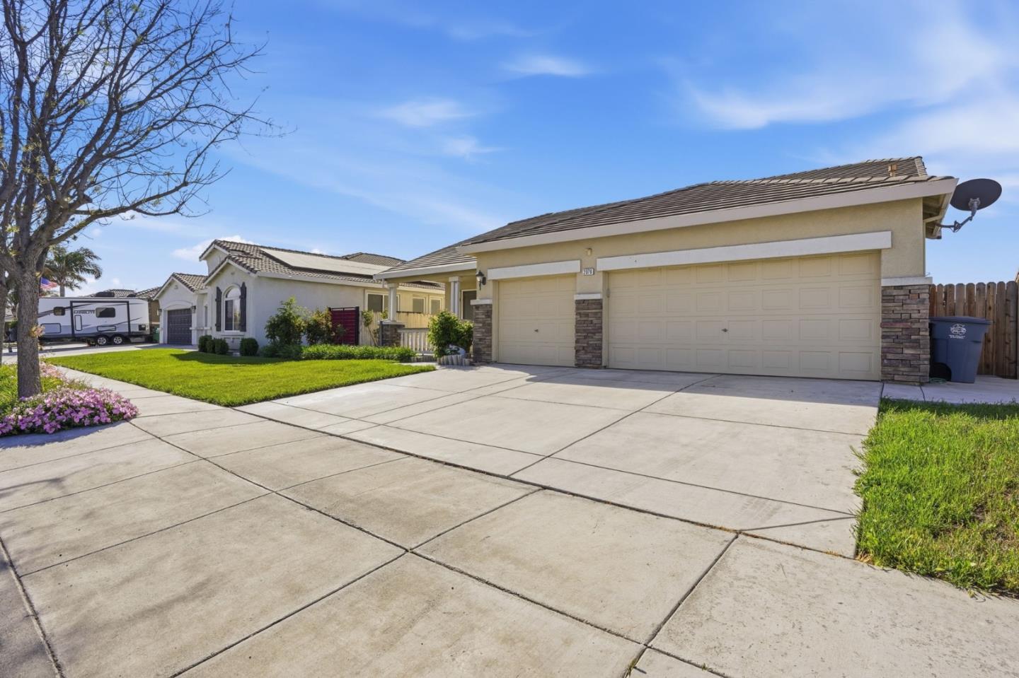 Detail Gallery Image 3 of 41 For 2076 Venezia St, Los Banos,  CA 93635 - 4 Beds | 2 Baths