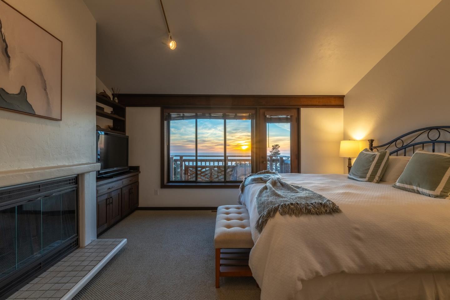 Detail Gallery Image 15 of 29 For 214 Crest Rd, Carmel,  CA 93923 - 3 Beds | 4 Baths