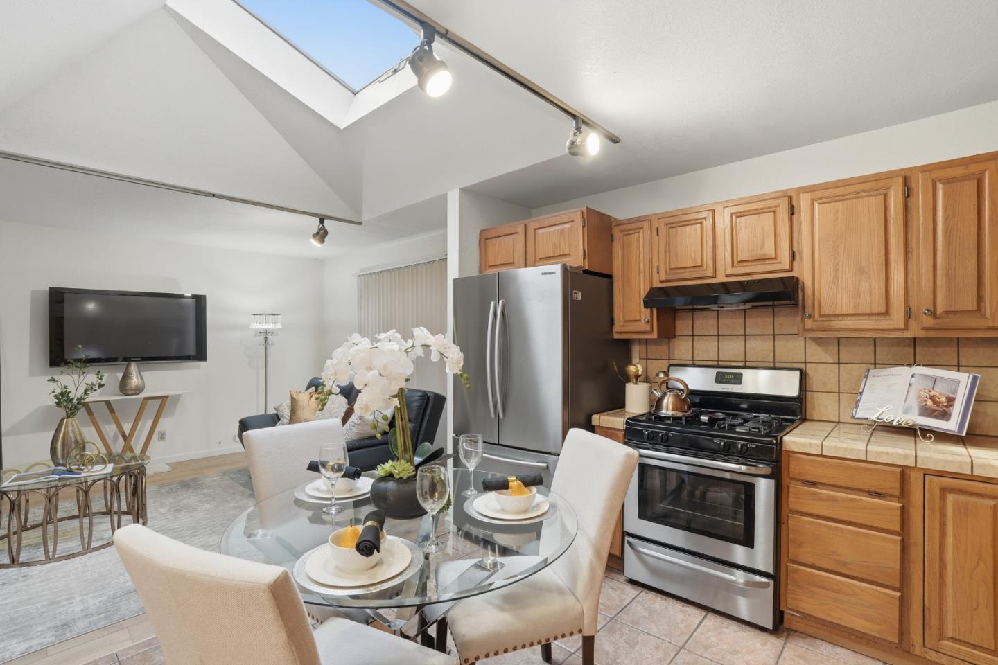 Detail Gallery Image 15 of 58 For 828 Weeks St, East Palo Alto,  CA 94303 - 3 Beds | 2 Baths