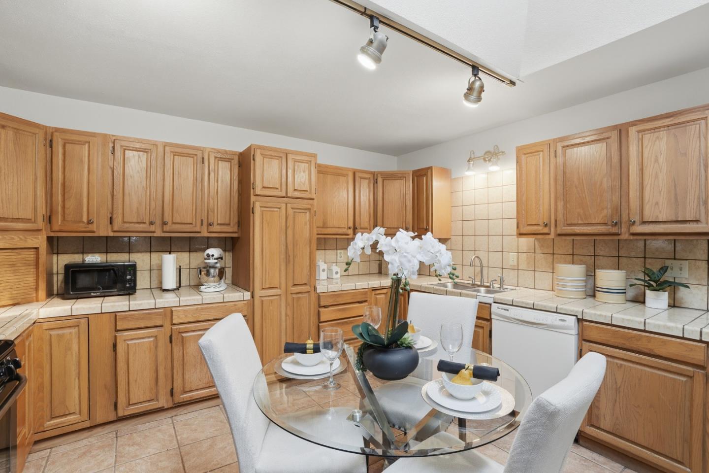 Detail Gallery Image 17 of 58 For 828 Weeks St, East Palo Alto,  CA 94303 - 3 Beds | 2 Baths