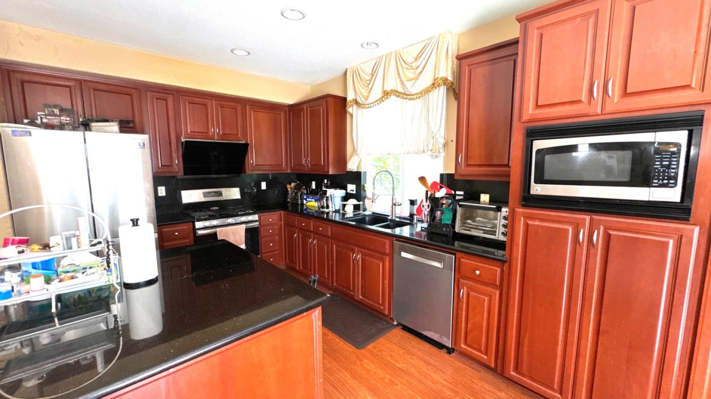 Detail Gallery Image 10 of 37 For 8649 Red Clover Way, Elk Grove,  CA 95624 - 7 Beds | 4 Baths