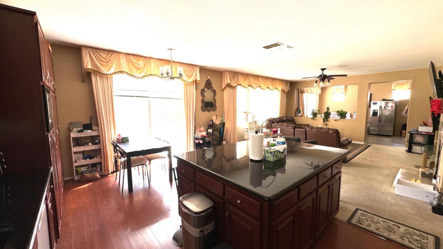 Detail Gallery Image 11 of 37 For 8649 Red Clover Way, Elk Grove,  CA 95624 - 7 Beds | 4 Baths