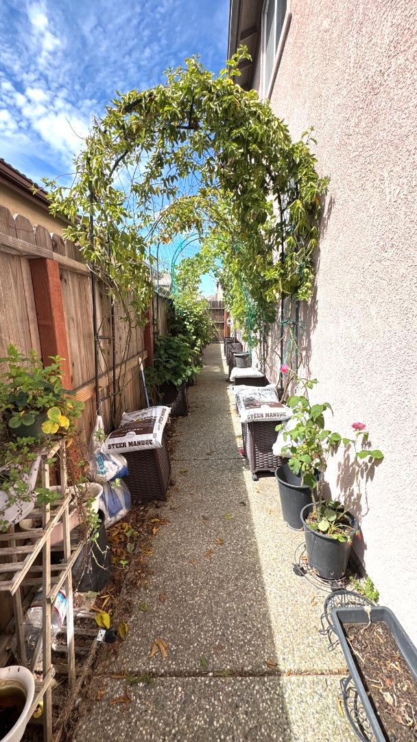 Detail Gallery Image 34 of 37 For 8649 Red Clover Way, Elk Grove,  CA 95624 - 7 Beds | 4 Baths