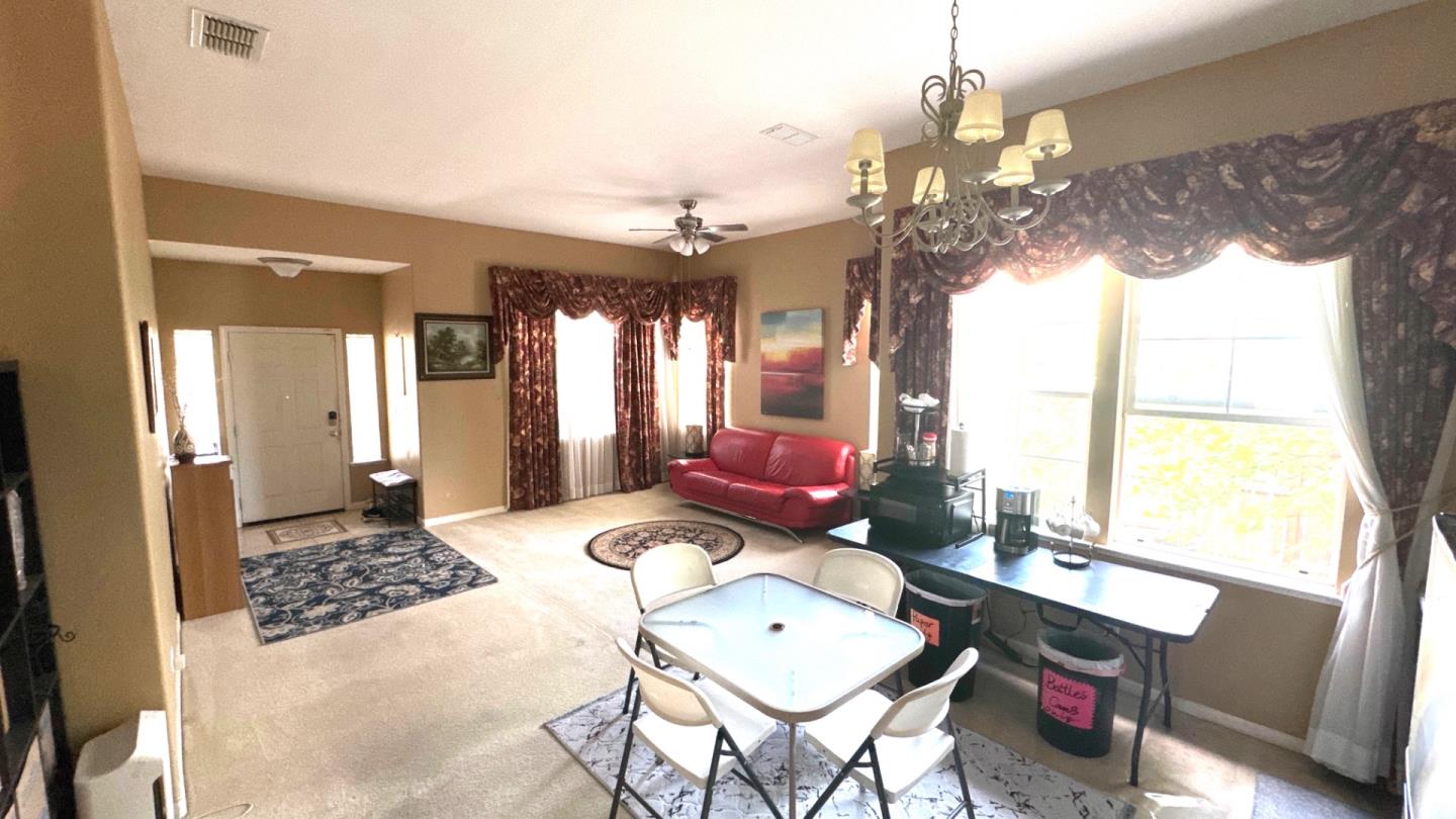 Detail Gallery Image 5 of 37 For 8649 Red Clover Way, Elk Grove,  CA 95624 - 7 Beds | 4 Baths