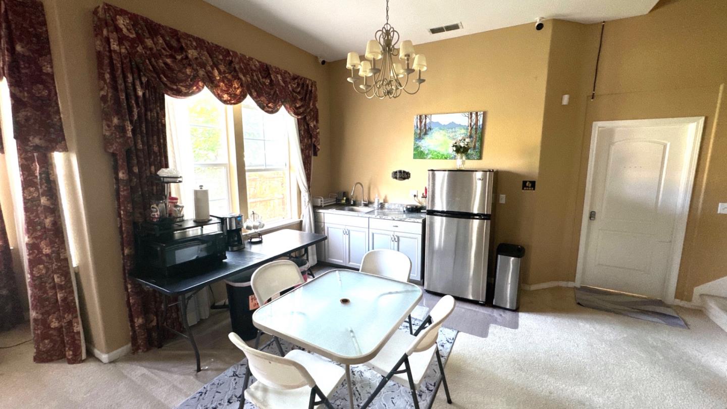 Detail Gallery Image 7 of 37 For 8649 Red Clover Way, Elk Grove,  CA 95624 - 7 Beds | 4 Baths