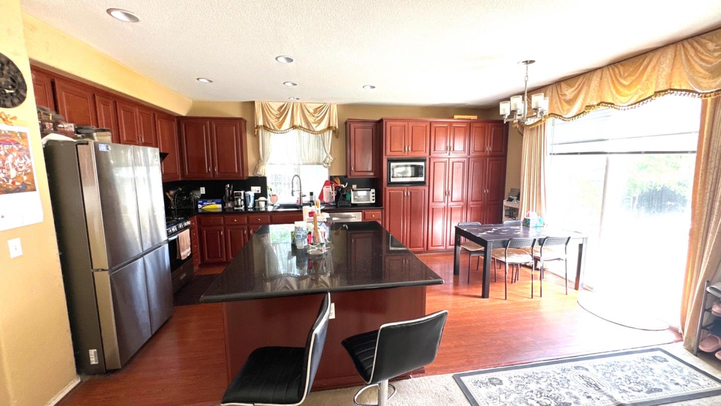 Detail Gallery Image 8 of 37 For 8649 Red Clover Way, Elk Grove,  CA 95624 - 7 Beds | 4 Baths