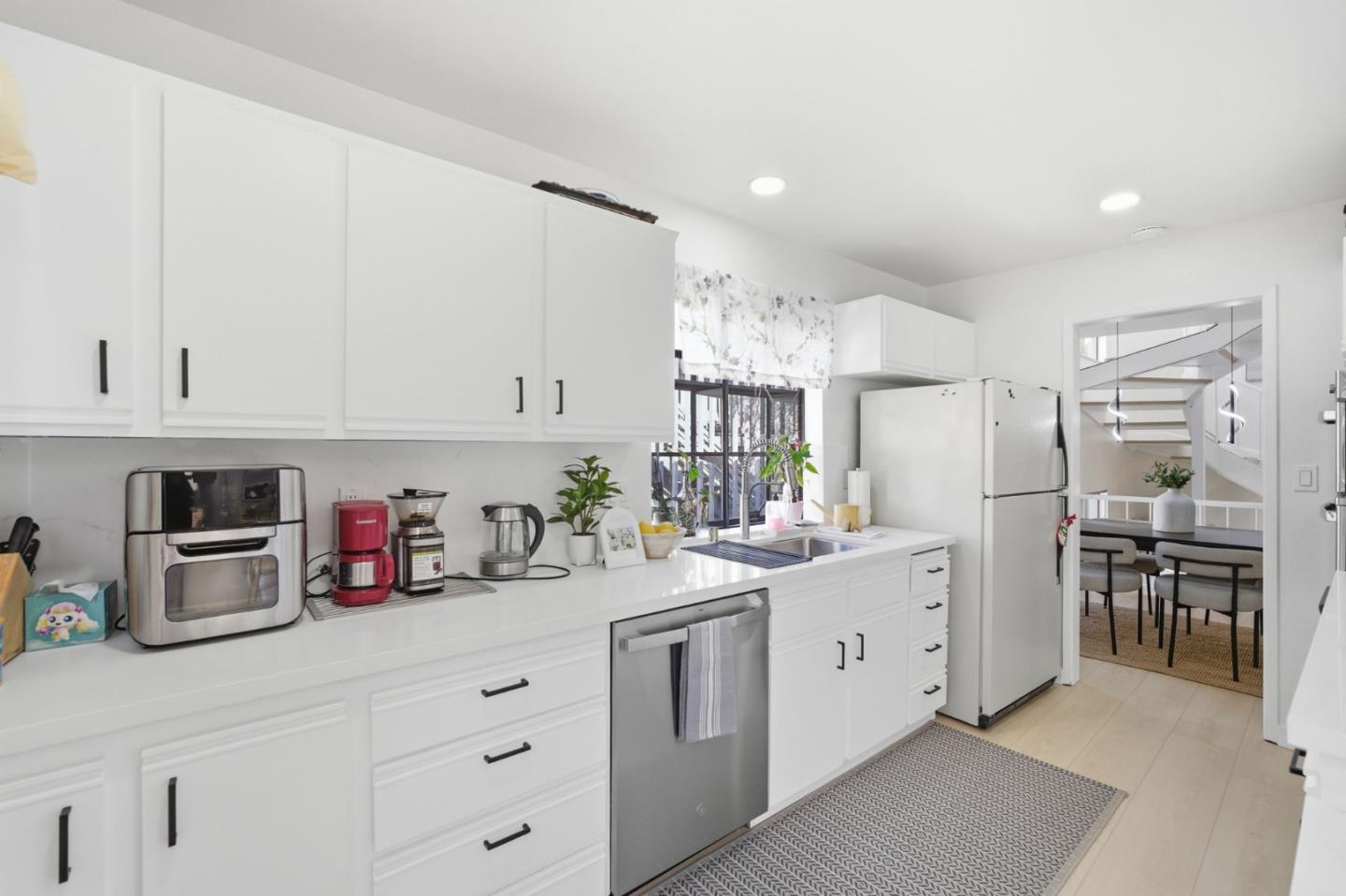Detail Gallery Image 11 of 38 For 2411 Carlmont Dr #110,  Belmont,  CA 94002 - 3 Beds | 2/1 Baths