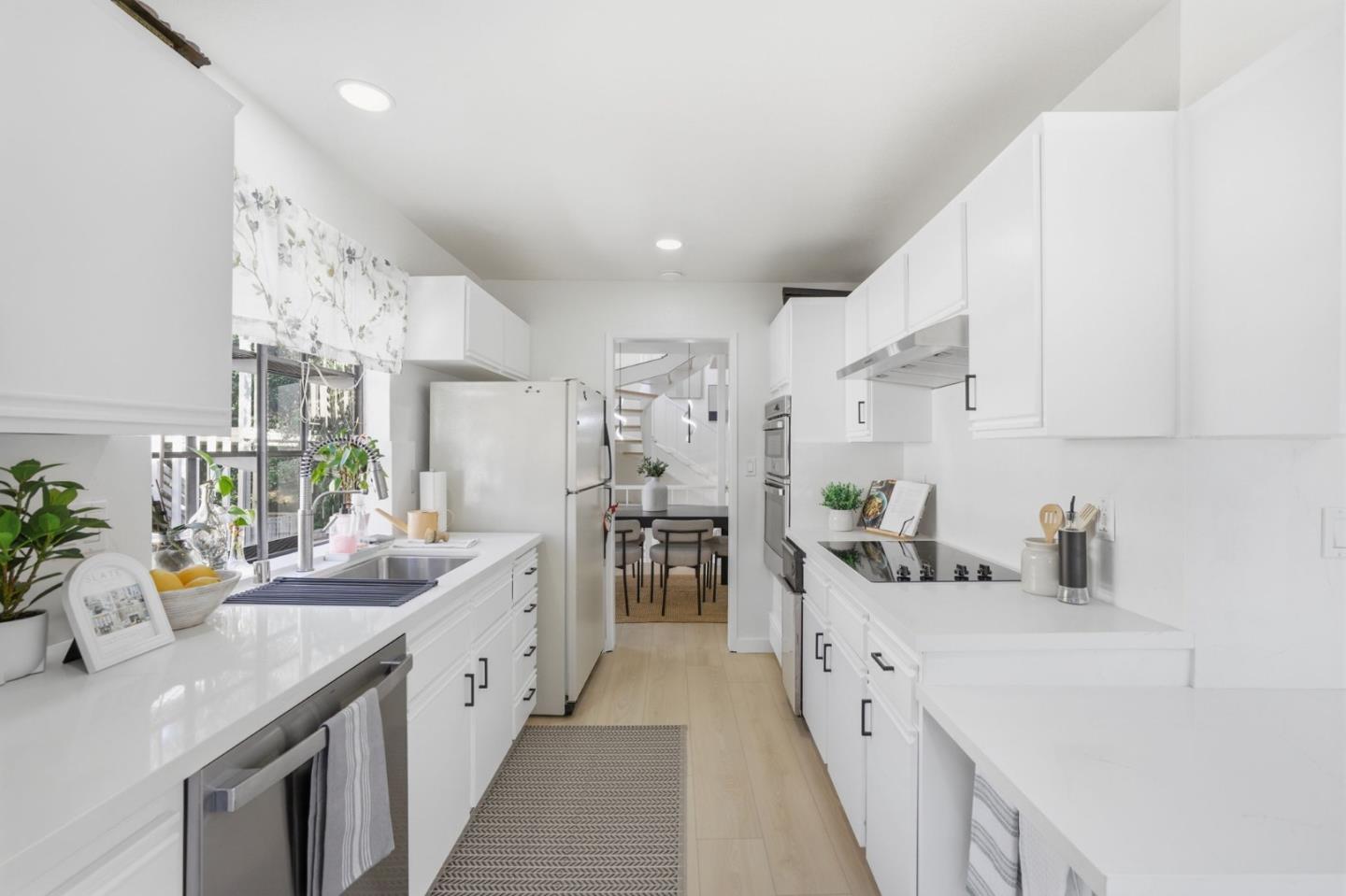 Detail Gallery Image 12 of 38 For 2411 Carlmont Dr #110,  Belmont,  CA 94002 - 3 Beds | 2/1 Baths