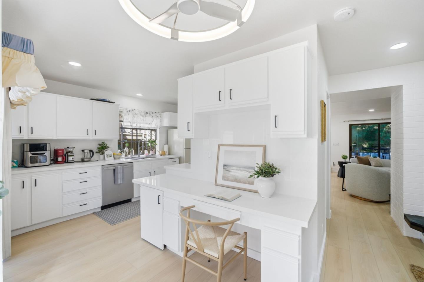 Detail Gallery Image 14 of 38 For 2411 Carlmont Dr #110,  Belmont,  CA 94002 - 3 Beds | 2/1 Baths