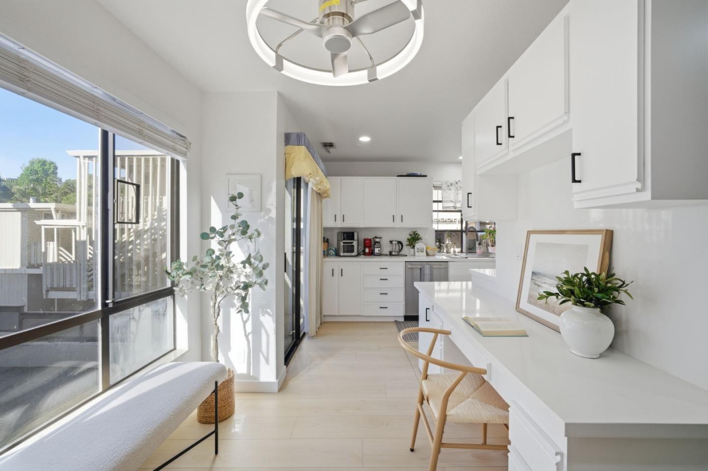 Detail Gallery Image 15 of 38 For 2411 Carlmont Dr #110,  Belmont,  CA 94002 - 3 Beds | 2/1 Baths