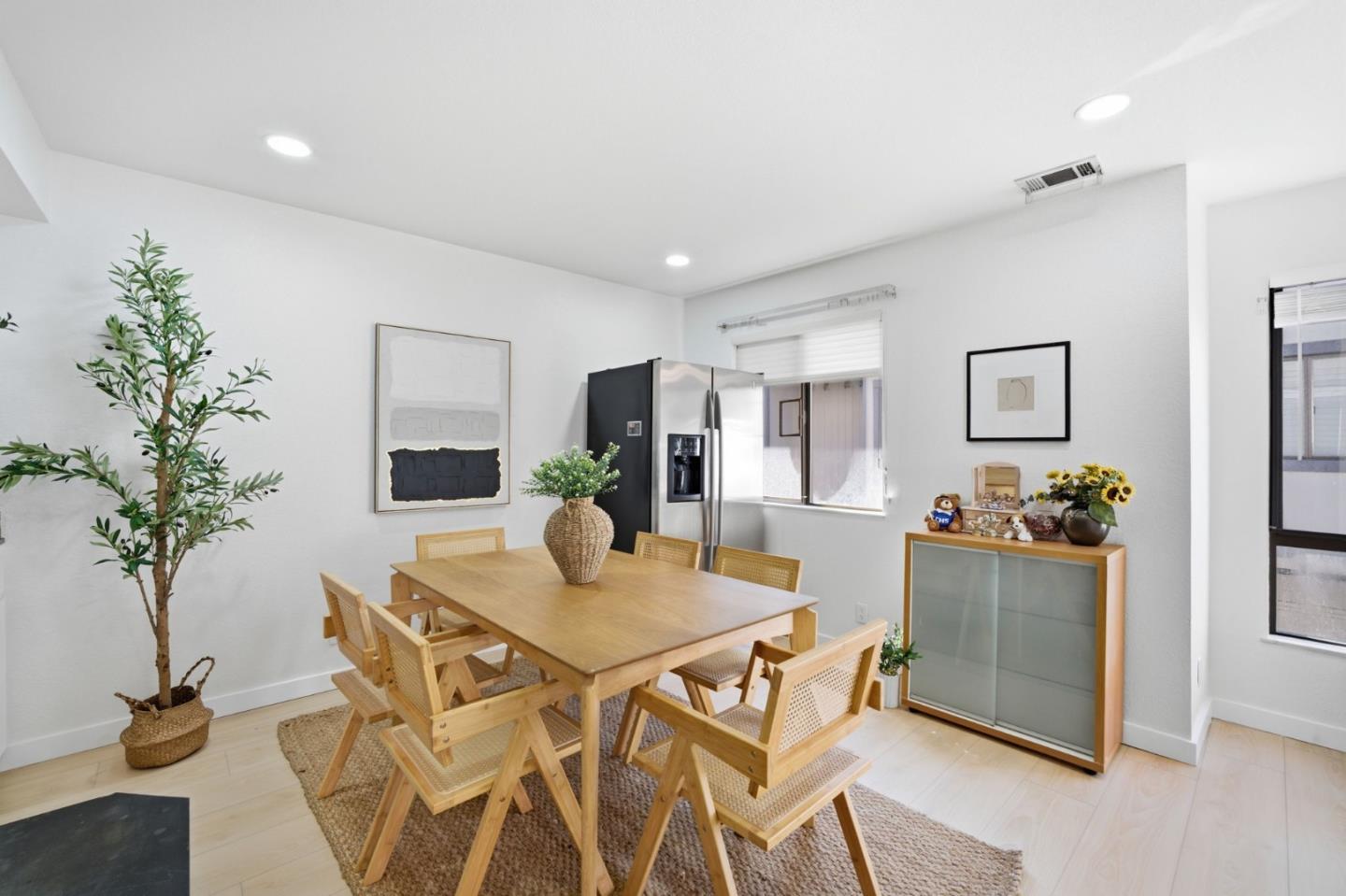 Detail Gallery Image 16 of 38 For 2411 Carlmont Dr #110,  Belmont,  CA 94002 - 3 Beds | 2/1 Baths