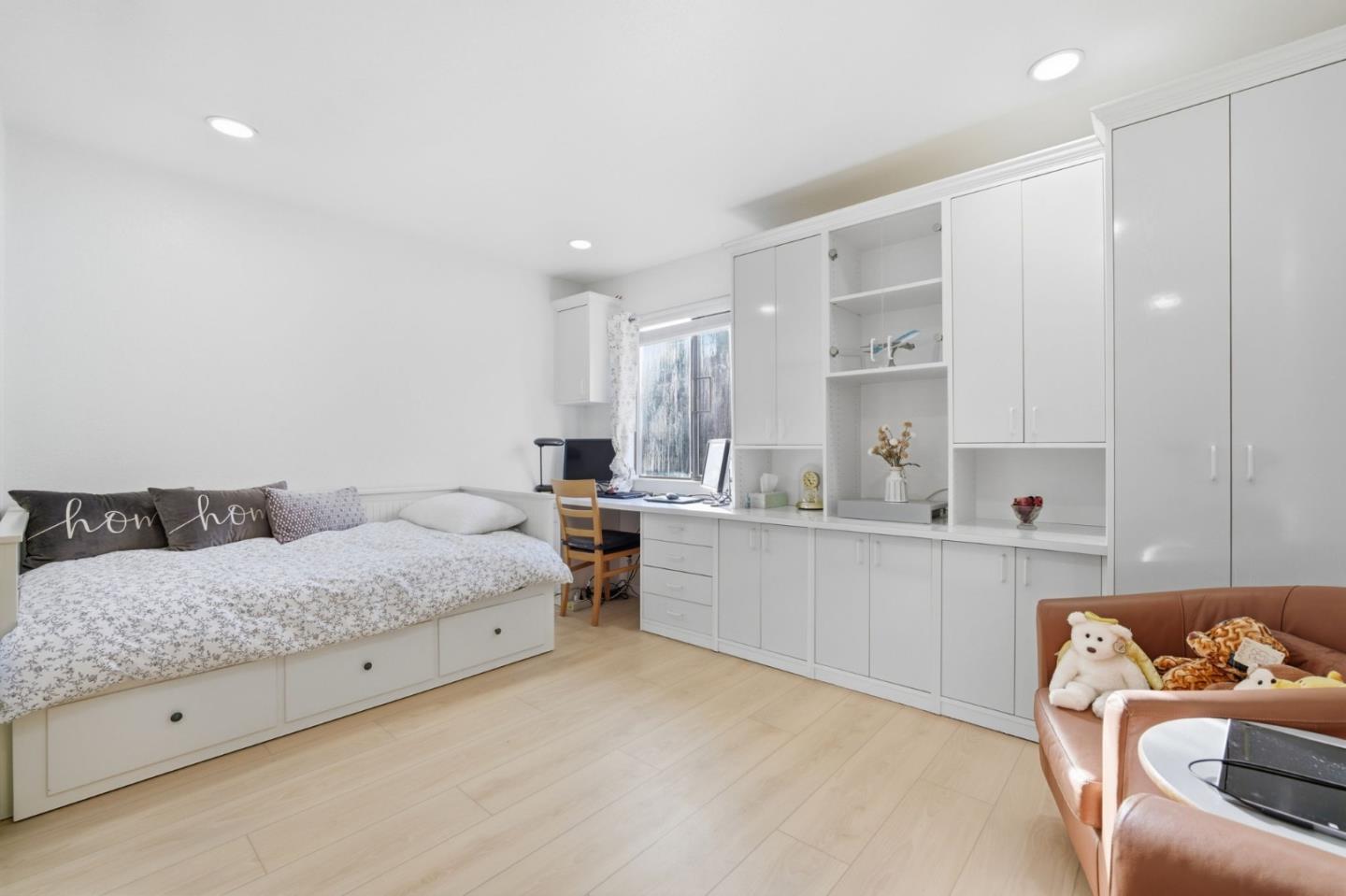 Detail Gallery Image 21 of 38 For 2411 Carlmont Dr #110,  Belmont,  CA 94002 - 3 Beds | 2/1 Baths