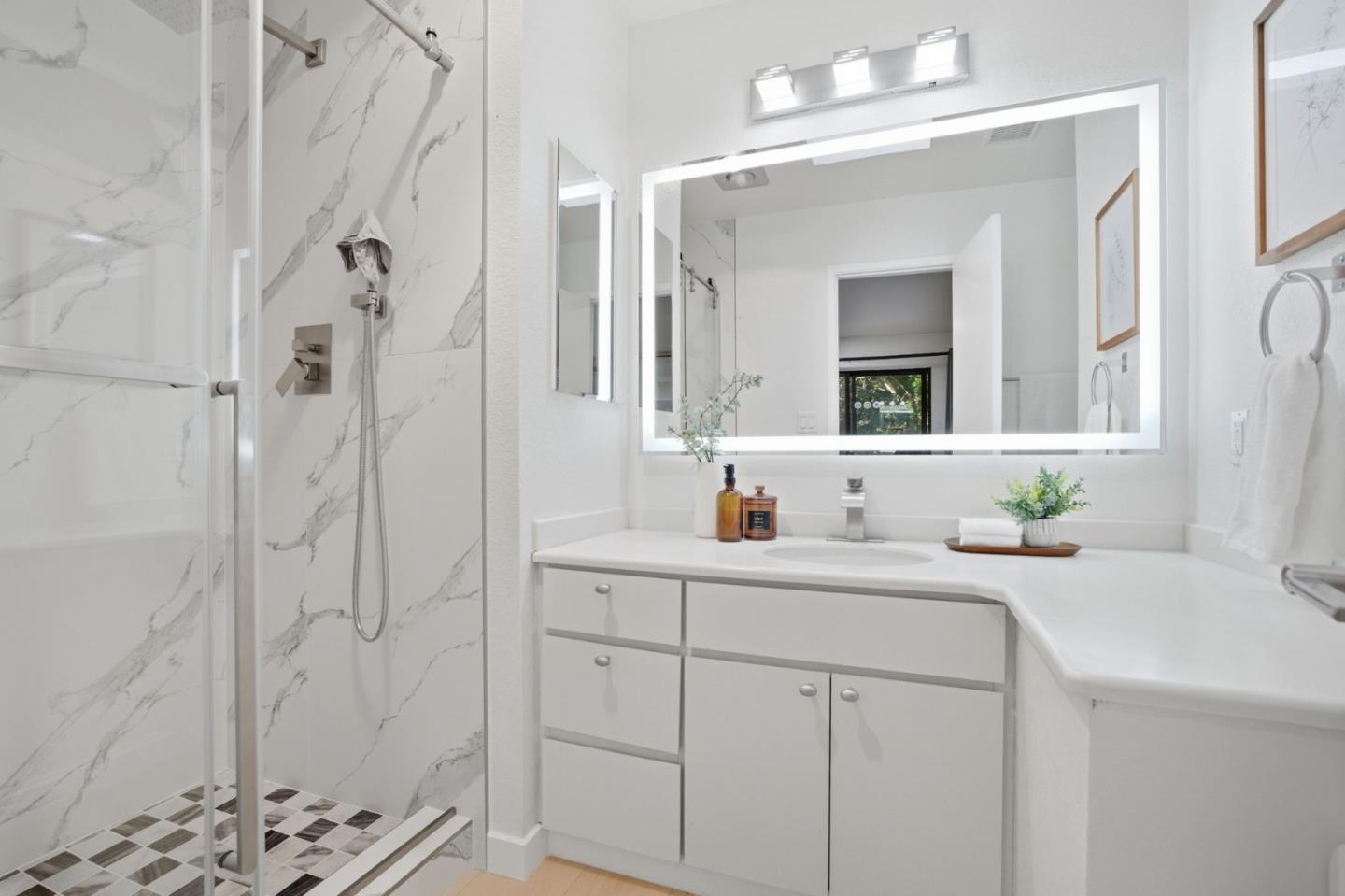 Detail Gallery Image 26 of 38 For 2411 Carlmont Dr #110,  Belmont,  CA 94002 - 3 Beds | 2/1 Baths