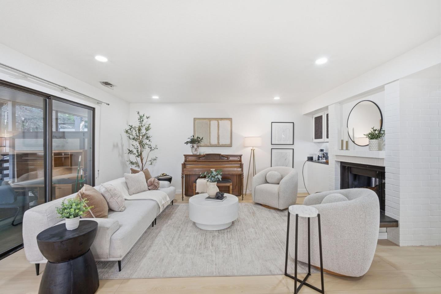 Detail Gallery Image 3 of 38 For 2411 Carlmont Dr #110,  Belmont,  CA 94002 - 3 Beds | 2/1 Baths