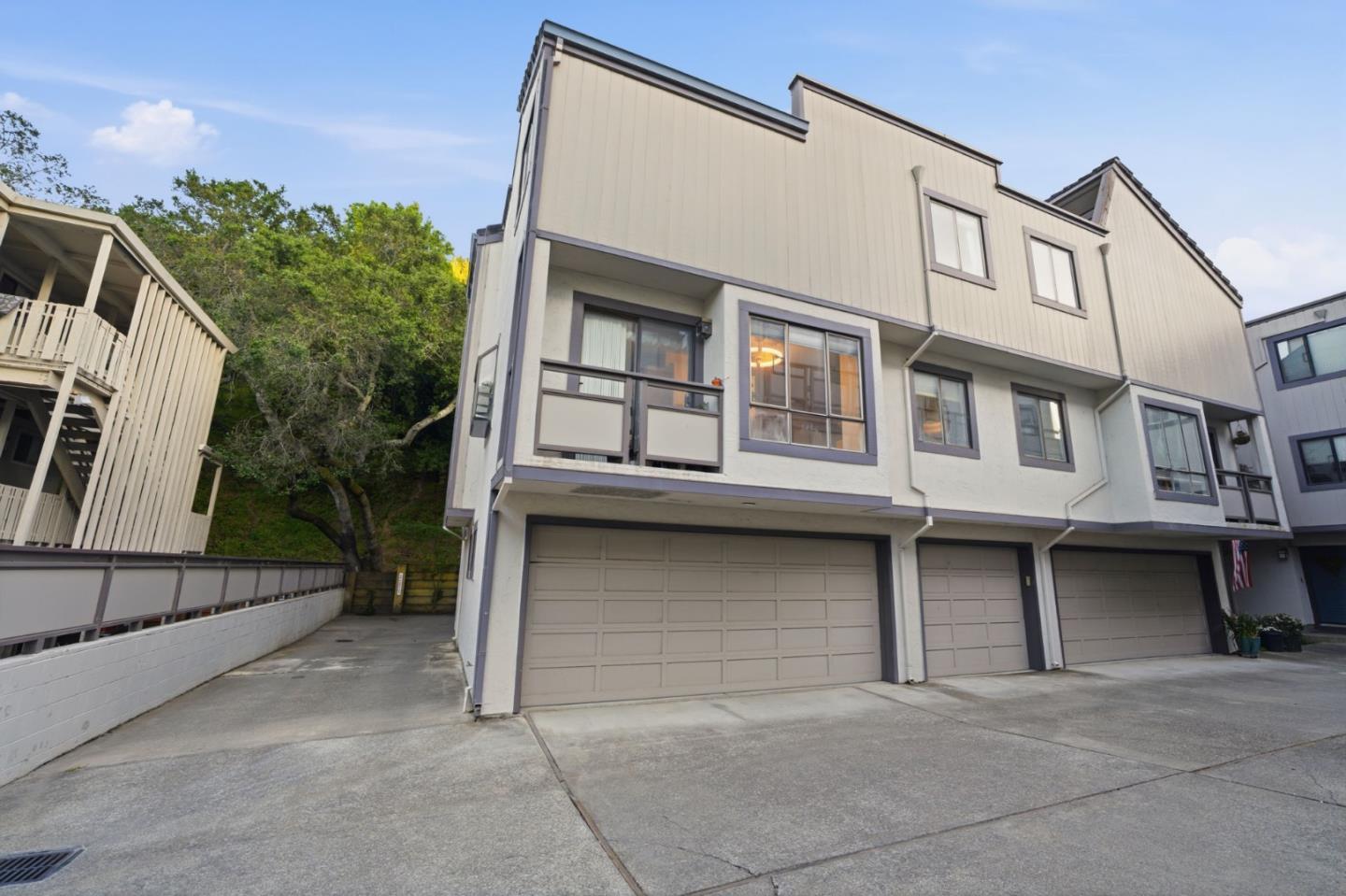 Detail Gallery Image 31 of 38 For 2411 Carlmont Dr #110,  Belmont,  CA 94002 - 3 Beds | 2/1 Baths