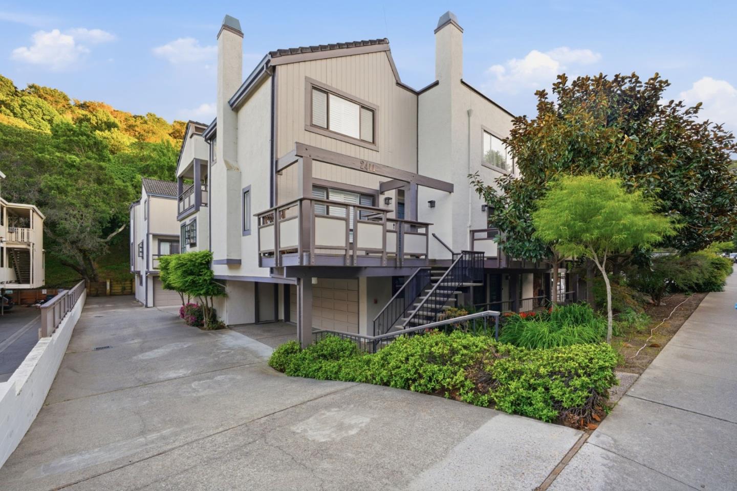 Detail Gallery Image 32 of 38 For 2411 Carlmont Dr #110,  Belmont,  CA 94002 - 3 Beds | 2/1 Baths