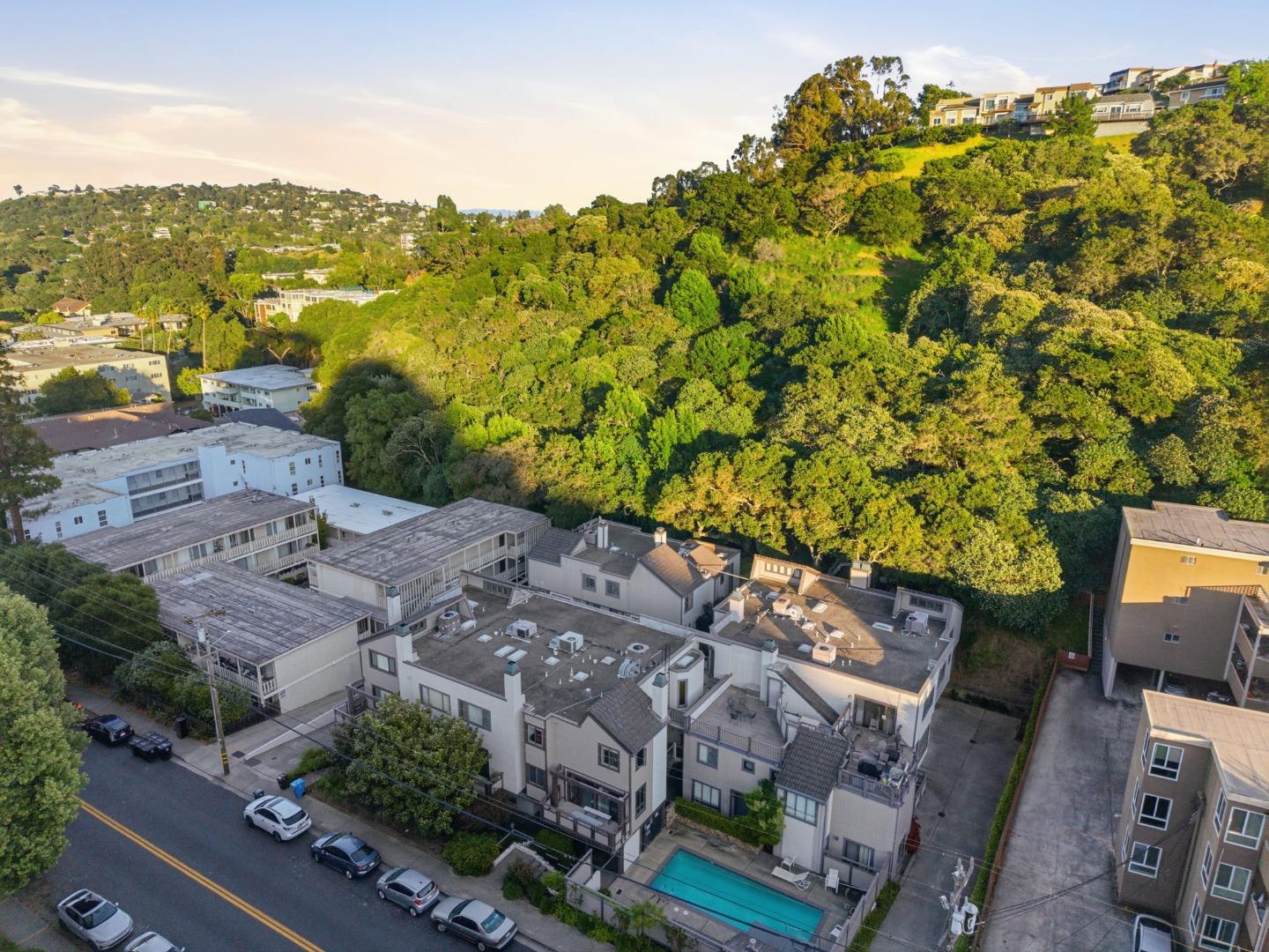 Detail Gallery Image 36 of 38 For 2411 Carlmont Dr #110,  Belmont,  CA 94002 - 3 Beds | 2/1 Baths