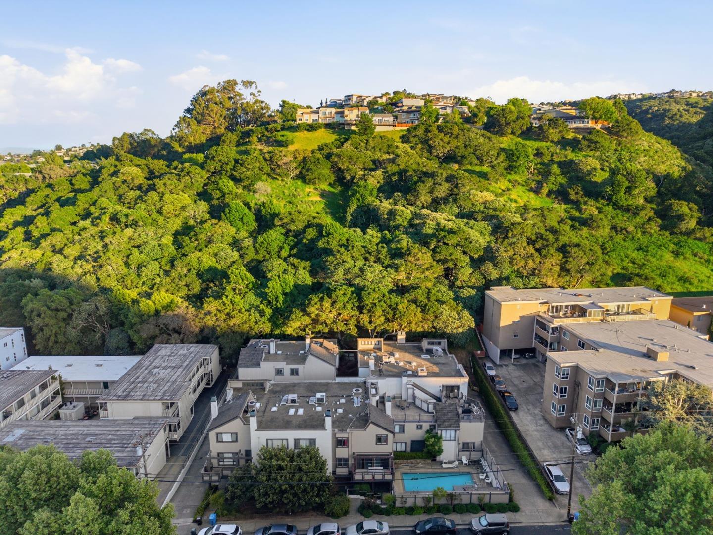 Detail Gallery Image 37 of 38 For 2411 Carlmont Dr #110,  Belmont,  CA 94002 - 3 Beds | 2/1 Baths