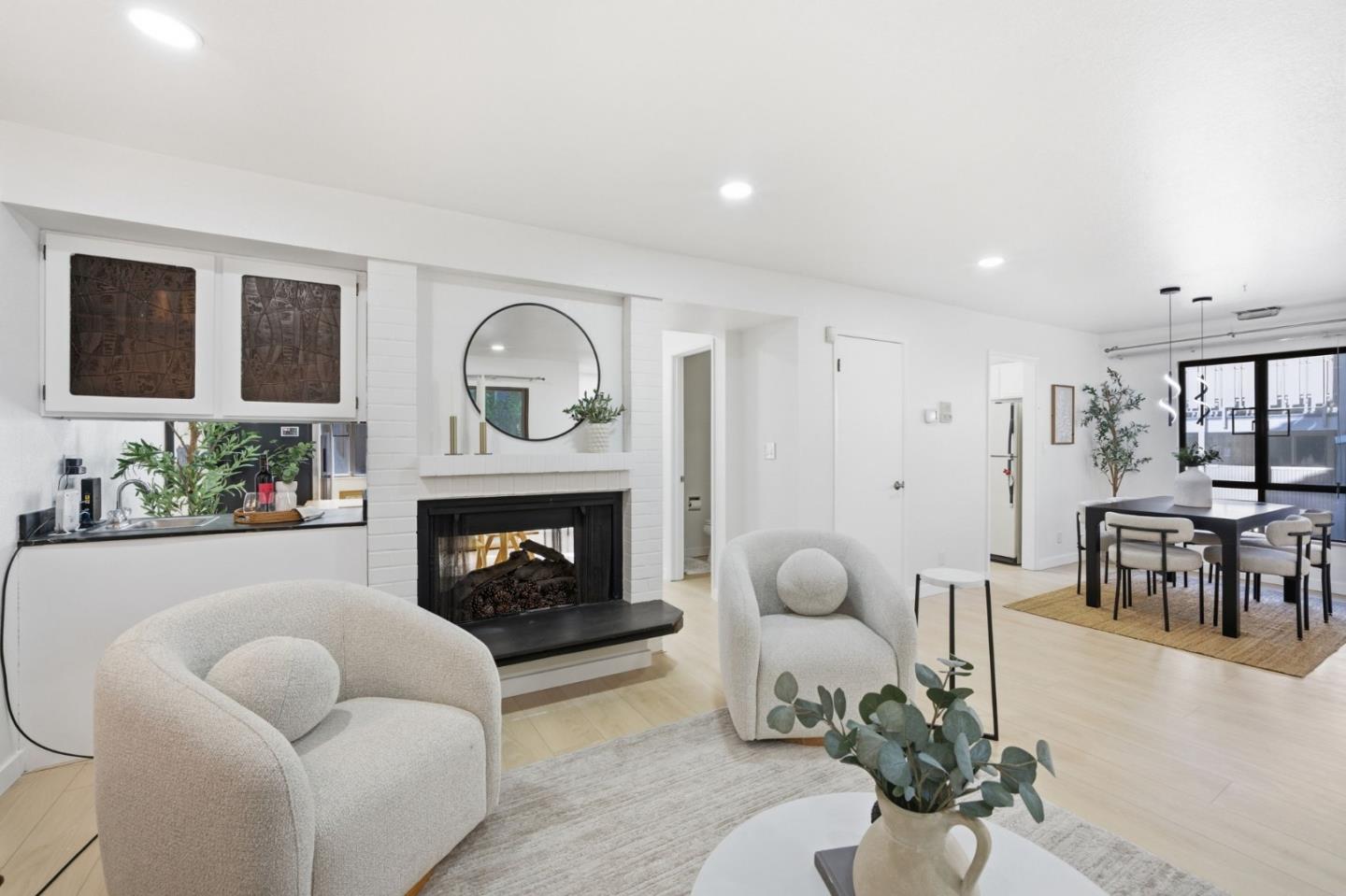 Detail Gallery Image 5 of 38 For 2411 Carlmont Dr #110,  Belmont,  CA 94002 - 3 Beds | 2/1 Baths