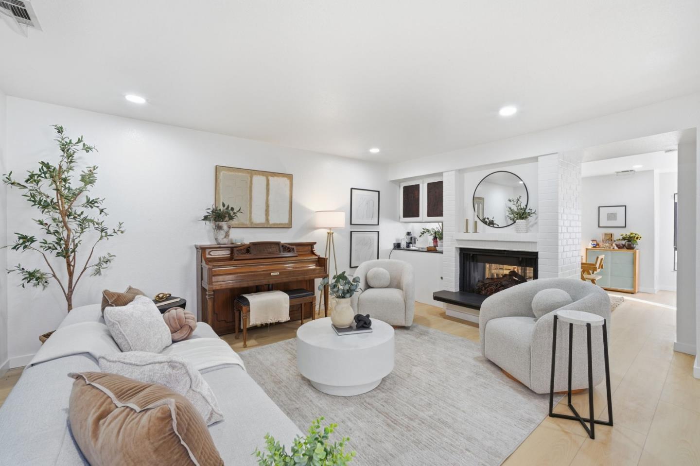 Detail Gallery Image 6 of 38 For 2411 Carlmont Dr #110,  Belmont,  CA 94002 - 3 Beds | 2/1 Baths