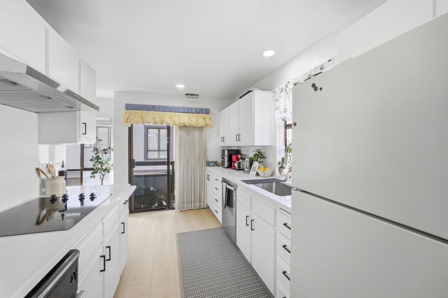 Detail Gallery Image 8 of 38 For 2411 Carlmont Dr #110,  Belmont,  CA 94002 - 3 Beds | 2/1 Baths