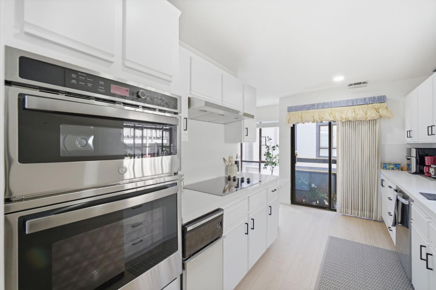 Detail Gallery Image 9 of 38 For 2411 Carlmont Dr #110,  Belmont,  CA 94002 - 3 Beds | 2/1 Baths