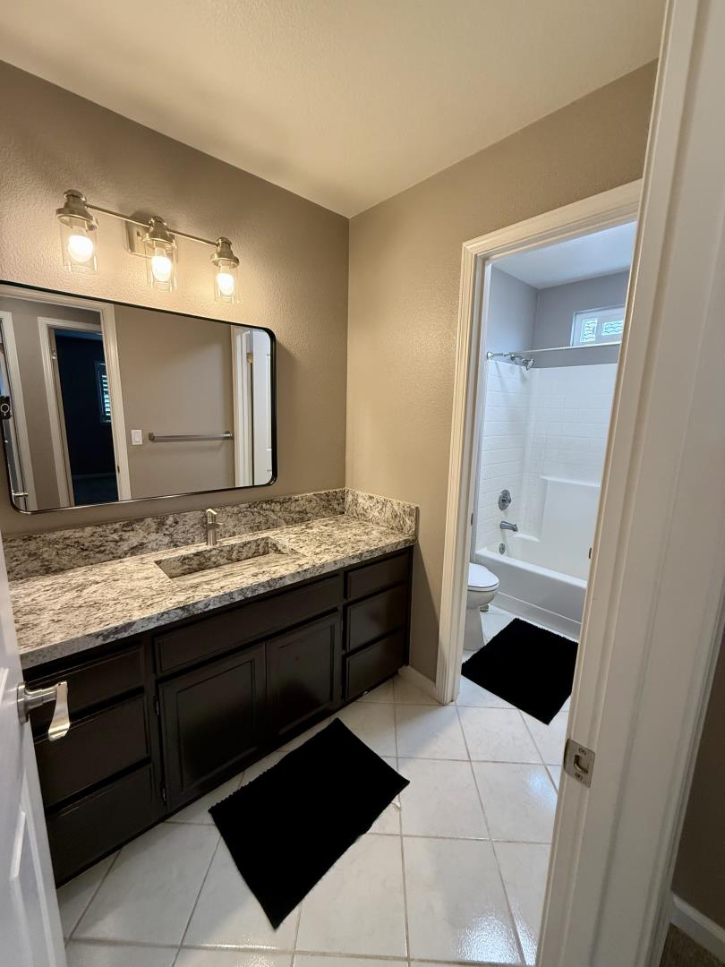 Detail Gallery Image 13 of 33 For 1701 Hemlock Ct, Hollister,  CA 95023 - 4 Beds | 2/1 Baths