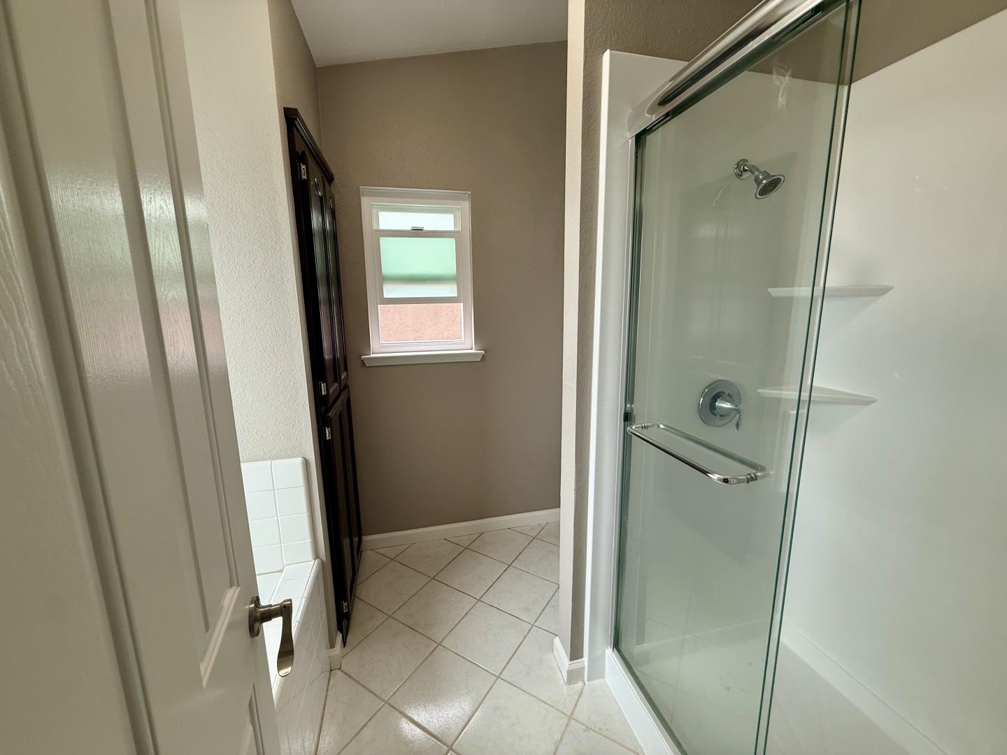 Detail Gallery Image 19 of 33 For 1701 Hemlock Ct, Hollister,  CA 95023 - 4 Beds | 2/1 Baths