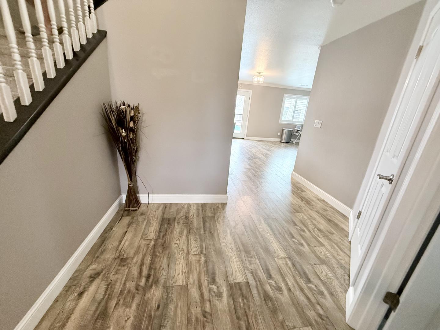 Detail Gallery Image 4 of 33 For 1701 Hemlock Ct, Hollister,  CA 95023 - 4 Beds | 2/1 Baths