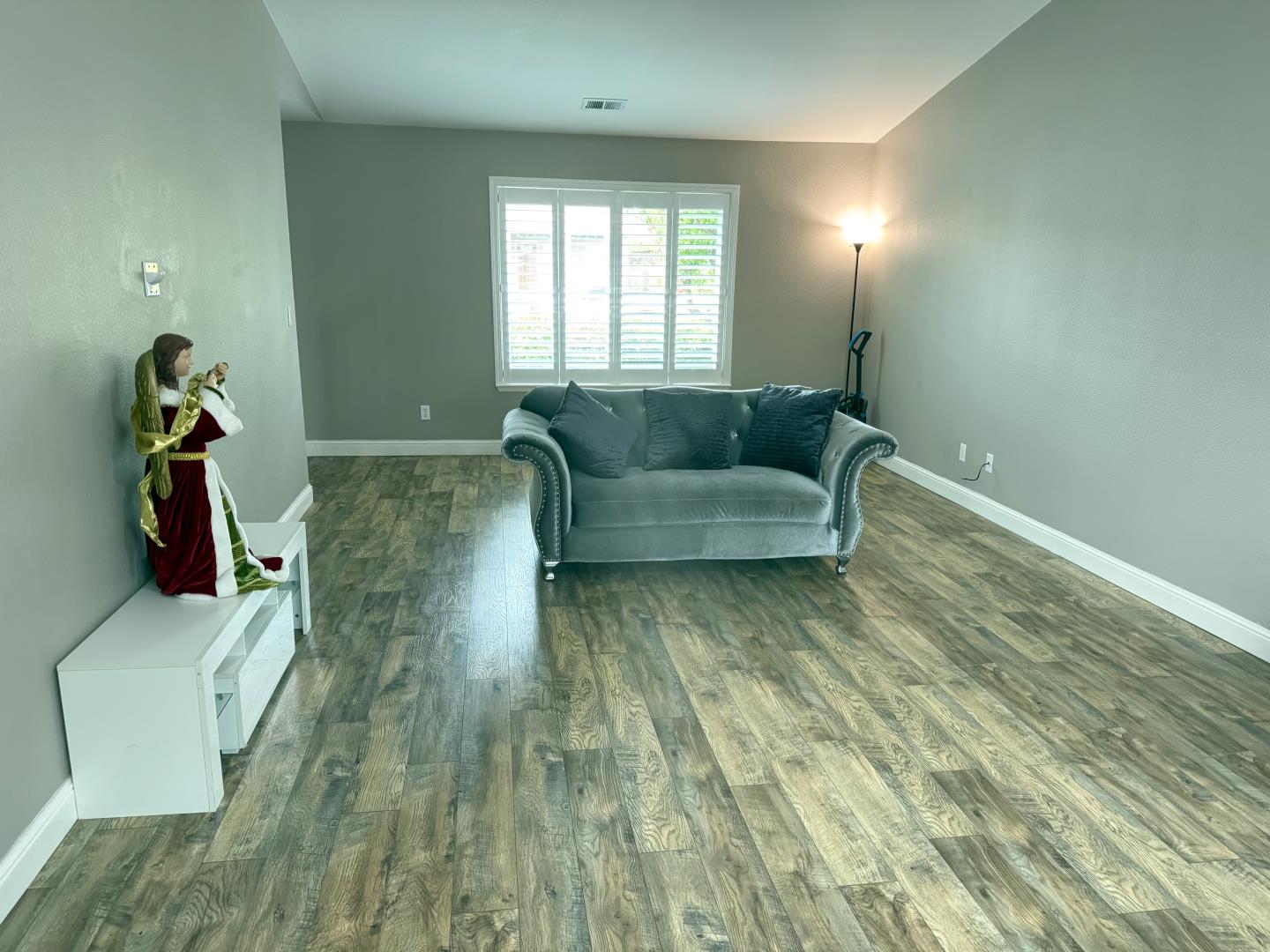 Detail Gallery Image 5 of 33 For 1701 Hemlock Ct, Hollister,  CA 95023 - 4 Beds | 2/1 Baths