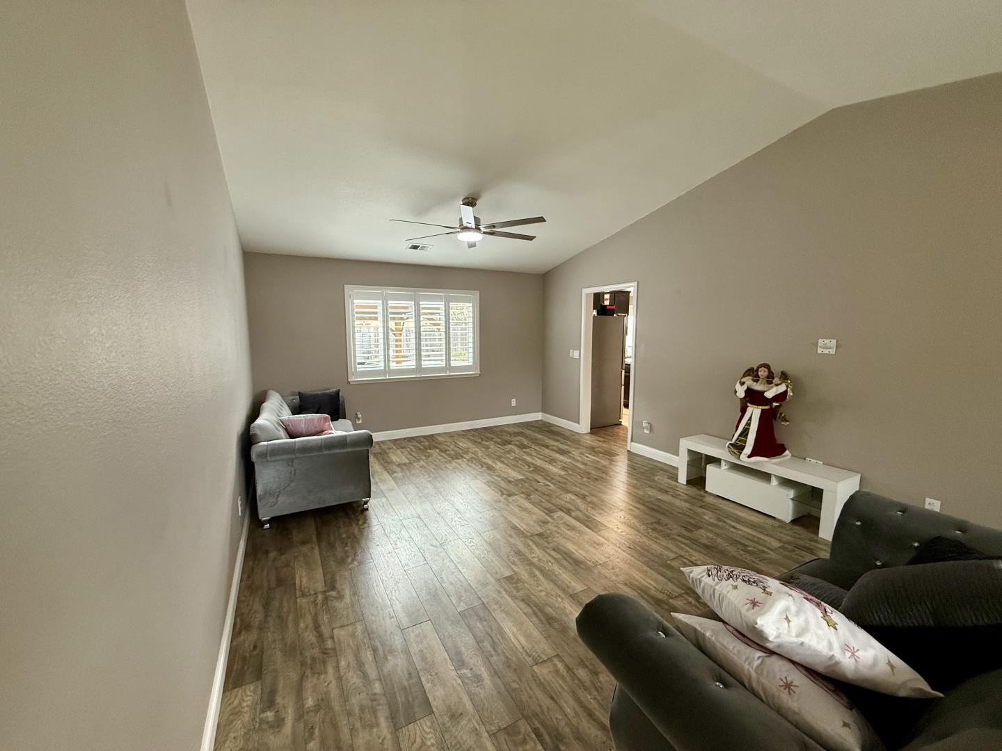 Detail Gallery Image 6 of 33 For 1701 Hemlock Ct, Hollister,  CA 95023 - 4 Beds | 2/1 Baths