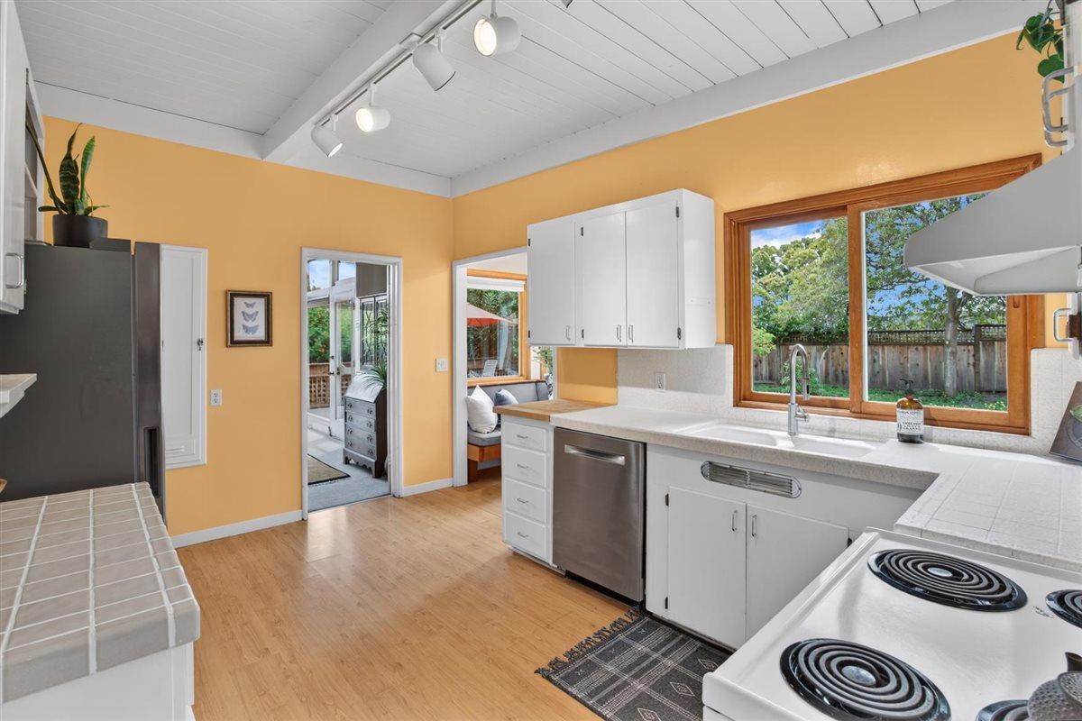 Detail Gallery Image 13 of 29 For 649 High St, Santa Cruz,  CA 95060 - 3 Beds | 2 Baths