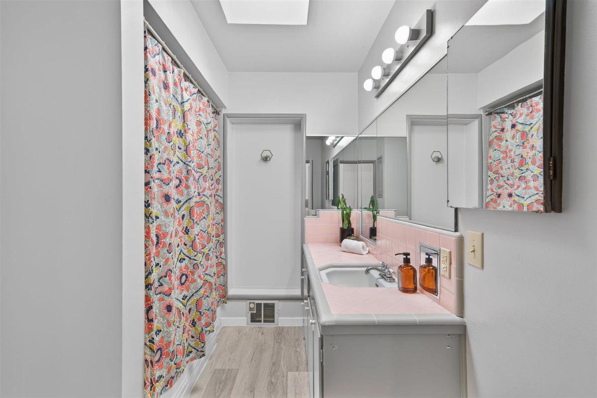 Detail Gallery Image 16 of 29 For 649 High St, Santa Cruz,  CA 95060 - 3 Beds | 2 Baths