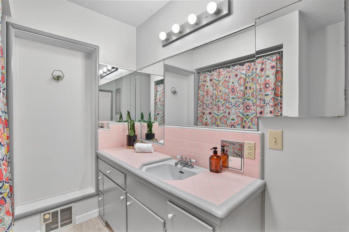 Detail Gallery Image 17 of 29 For 649 High St, Santa Cruz,  CA 95060 - 3 Beds | 2 Baths