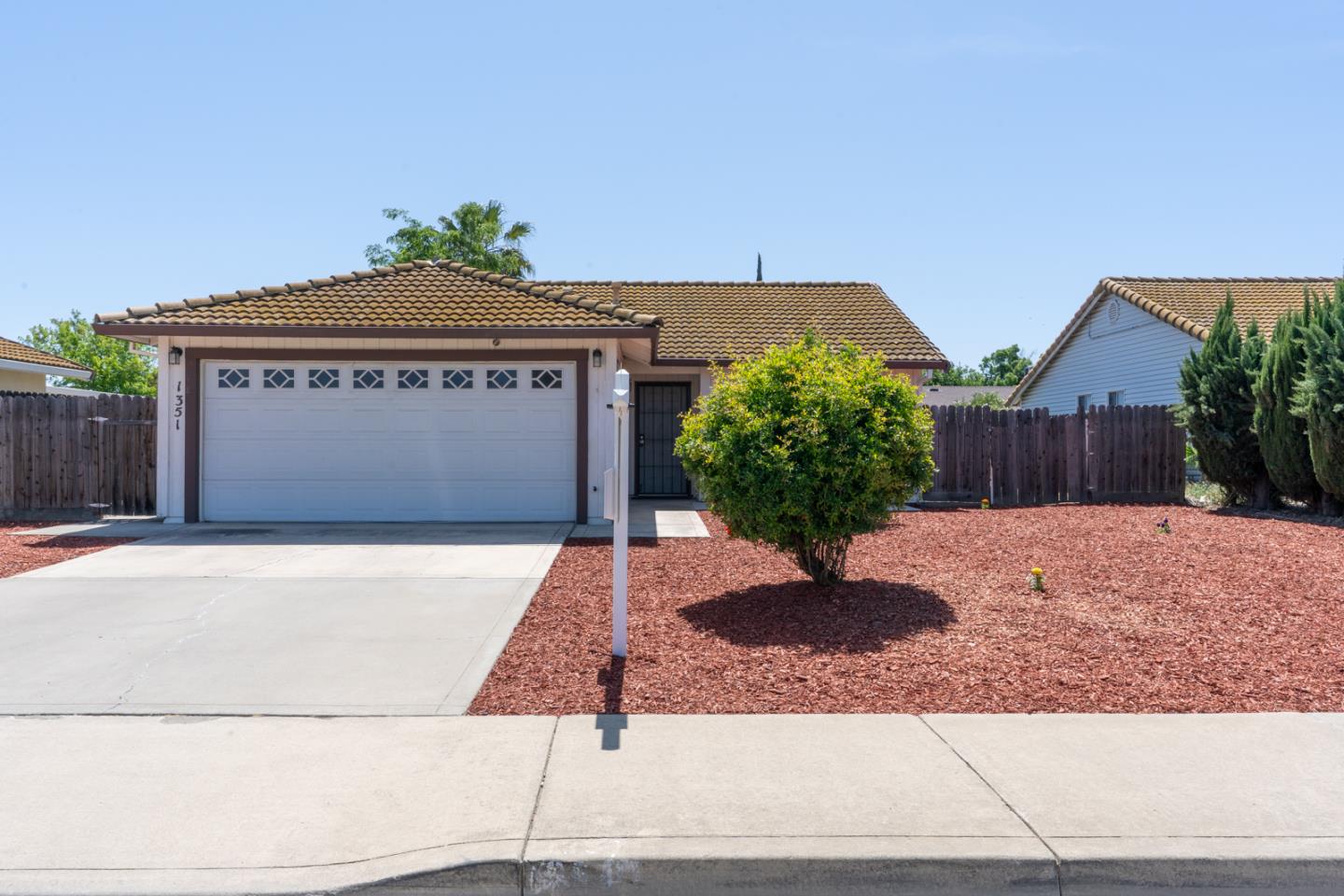 Detail Gallery Image 2 of 34 For 1351 Chukar St, Los Banos,  CA 93635 - 2 Beds | 2 Baths