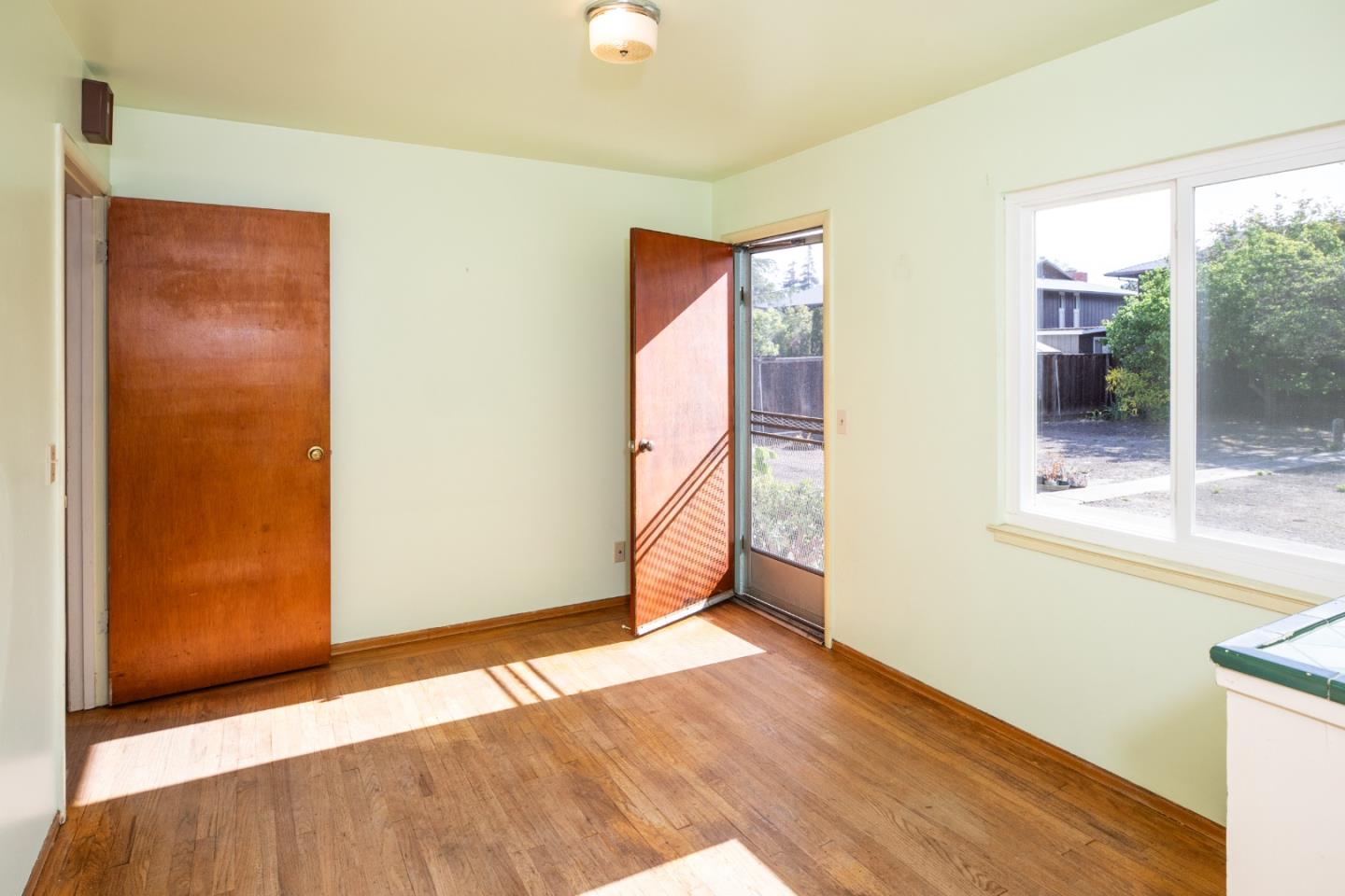 Detail Gallery Image 2 of 22 For 309 Tyrella Ave, Mountain View,  CA 94043 - 3 Beds | 2 Baths